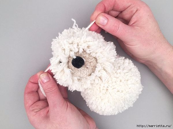 Маленький пудель из помпонов. мастер-класс