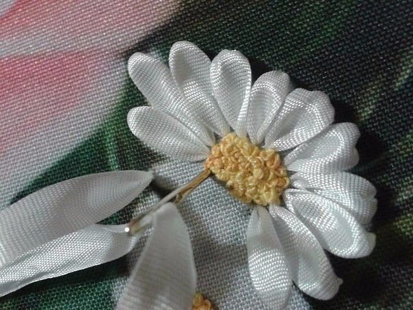 Ромашки. вышивка лентами.