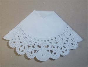 Открытка с платьем из ажурной салфетки