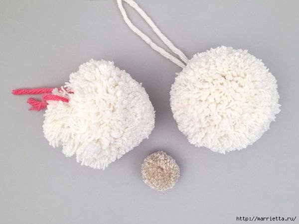 Маленький пудель из помпонов. мастер-класс