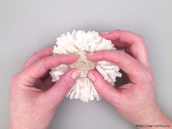 Маленький пудель из помпонов. мастер-класс