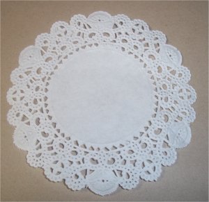 Открытка с платьем из ажурной салфетки