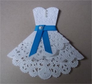 Открытка с платьем из ажурной салфетки
