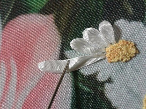 Ромашки. вышивка лентами.