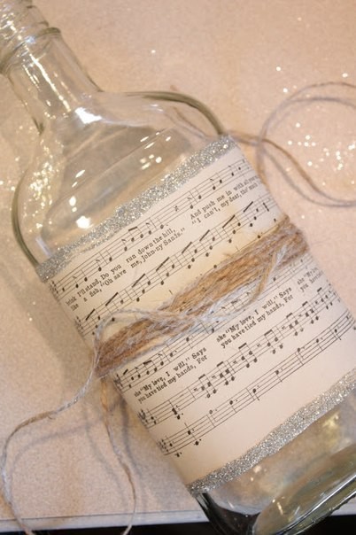Интересный новогодний декор бутылок с помощью звезд и нот