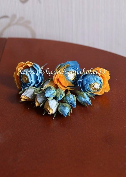 Подарочная к​омпозиция из конфет и чая