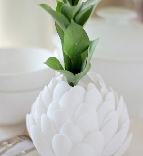 Вазочка из обрезанных пластиковых ложек