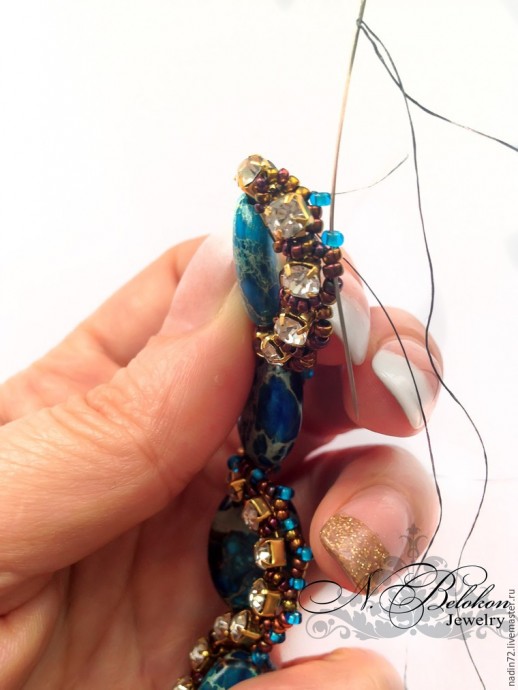 Браслет с яшмой в технике плетения по стразовой ленте