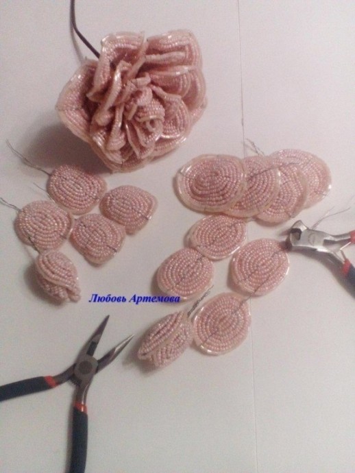Пышная роза из бисера Пышная роза из бисера