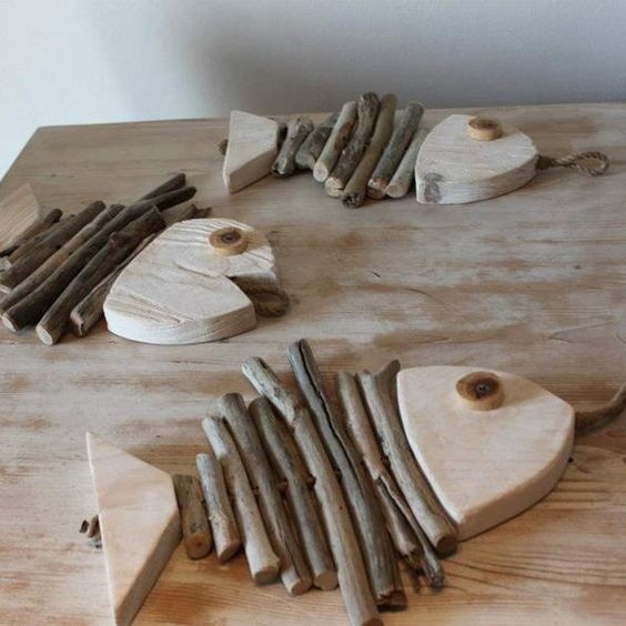 ​Рыбки из разукрашенных деревянных палочек