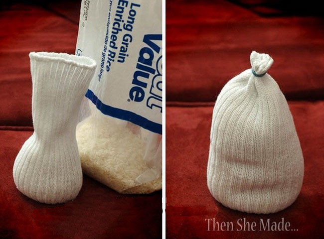 Делаем снеговичков из носочков