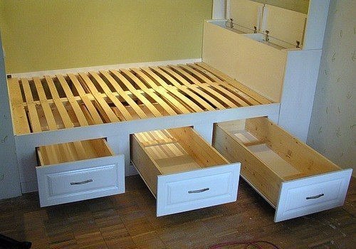 Небольшая кровать в нише