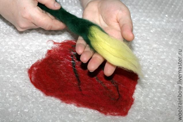 Валяем брошь-цветок Валяем брошь-цветок