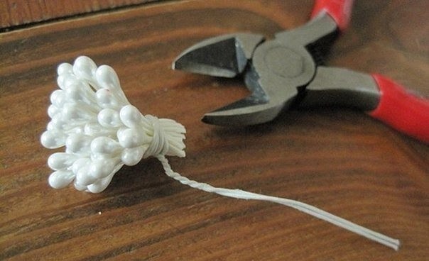 Букет с цветами из атласных лент: мастер-класс