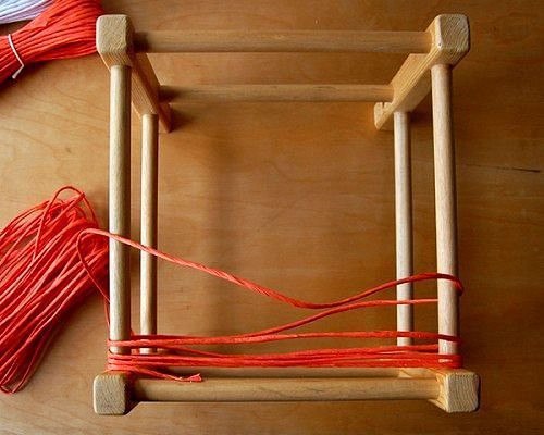 Табурет с плетеным сиденьем — узор «шеврон»