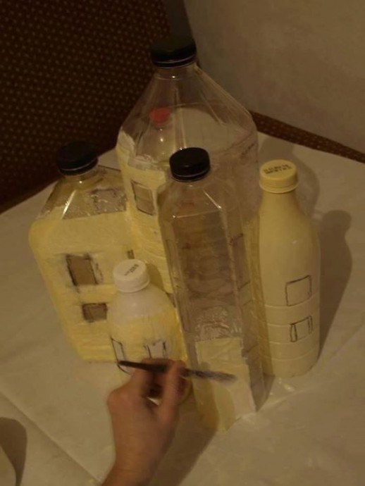 Замок из пластиковых бутылок, бумаги, картона и краски