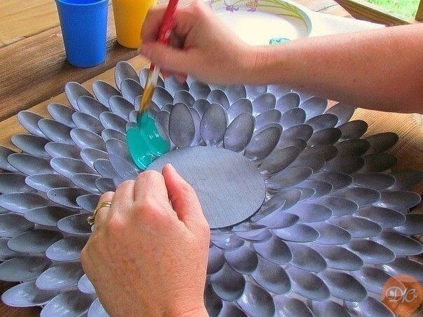 Декор из пластиковых ложек