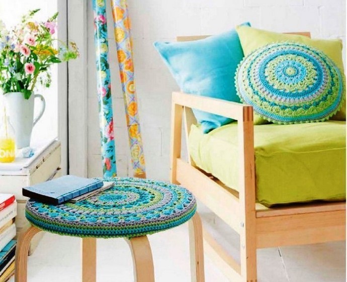 ​Вязаная сидушка на табурет