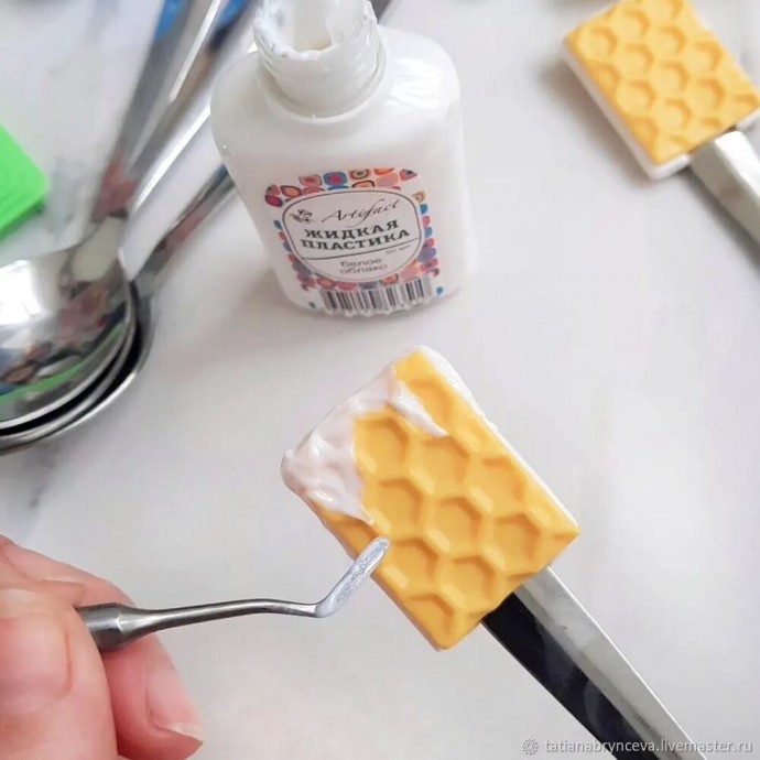 Медовая вафля из полимерной глины