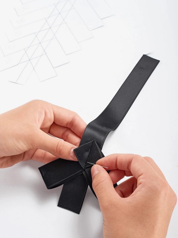 ​В стиле гарсон: атласный плетеный пластрон