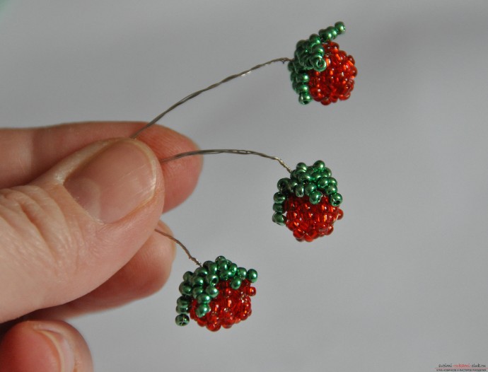 Как сделать ягоды из бисера: мастер-класс
