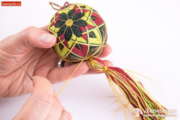 Темари или искусство вышивки на шарах: желто-красный цветок
