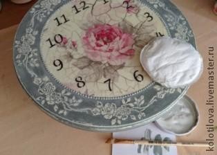 Часы под старину с розами