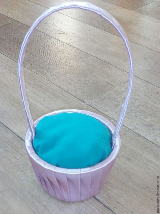 Корзинка с цветами из атласных лент