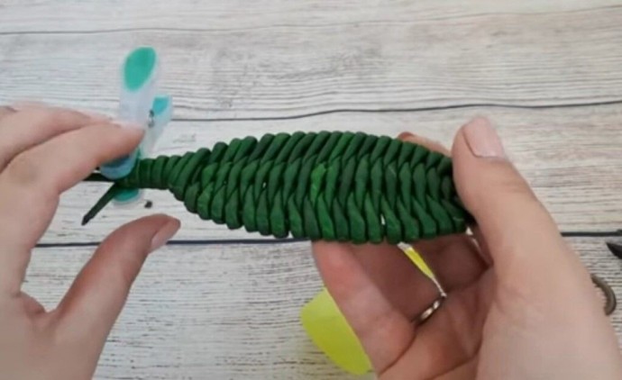 Яблоко-корзинка из газетных трубочек своими руками