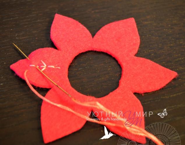 Фетровая брошь "Клематис"