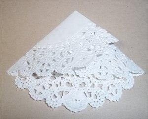 Открытка с платьем из кружевной салфетки