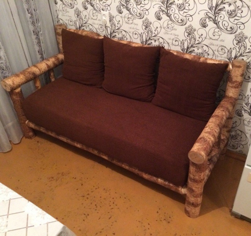 Простой диван для дачи