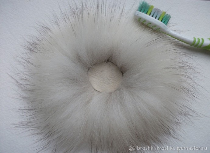 Брошь из кожи и меха