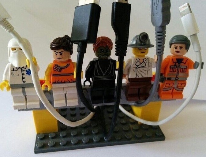 Держатели для проводов из конструктора "Лего"
