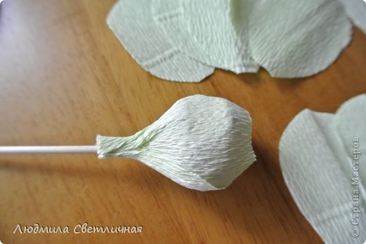 Роза из конфет и гофрированной бумаги