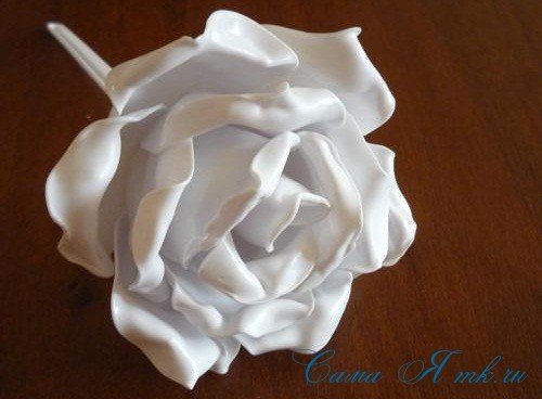 Роза из пластиковых ложек