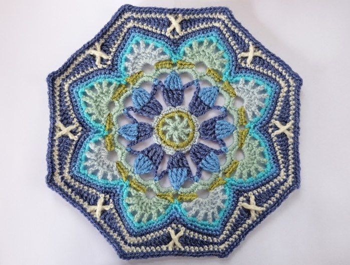 Яркий плед с восточным орнаментом