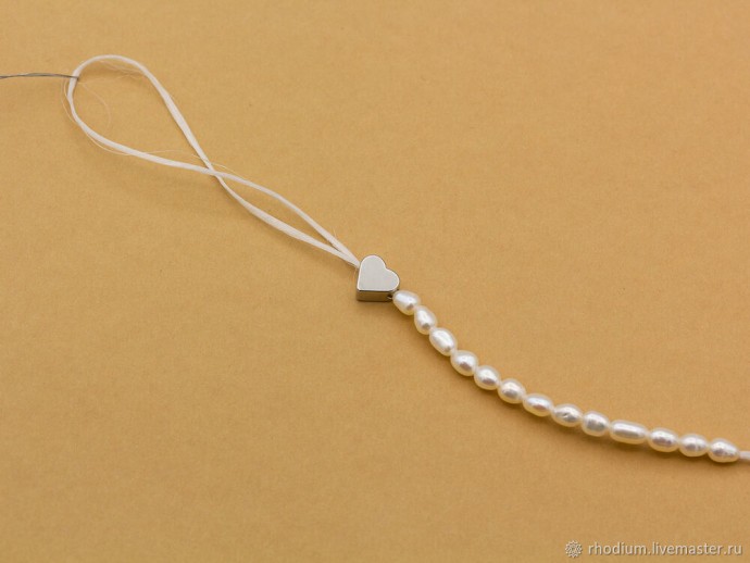 Кольцо на резинке их натурального жемчуга