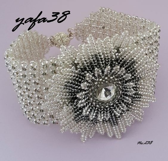 Цветок в технике ндебеле