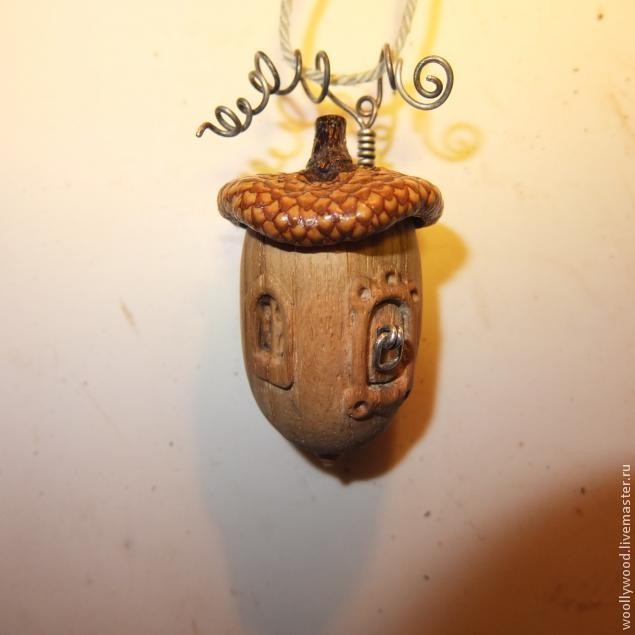 Кулон-домик в форме желудя
