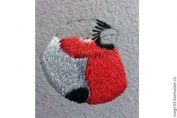 Вышитая гладью брошь со снегирем