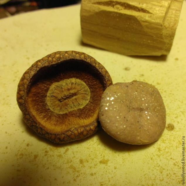 Кулон-домик в форме желудя