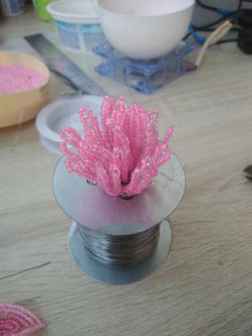 ​Розовый цветок из бисера