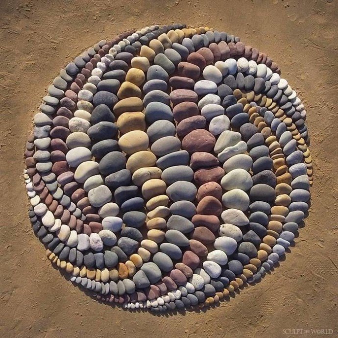 Умиротворяющие композиции из камней на пляже