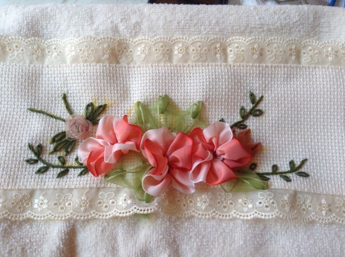 Вышивка лентами на полотенцах