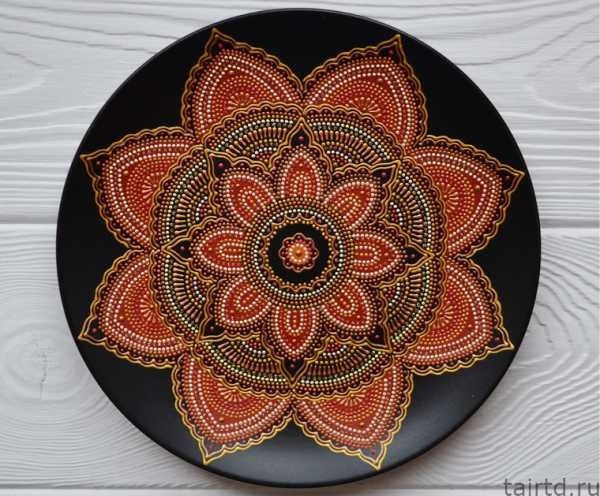 ​Декор керамической тарелки точечной росписью