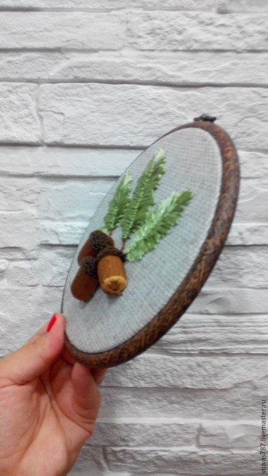 Вышитые желуди
