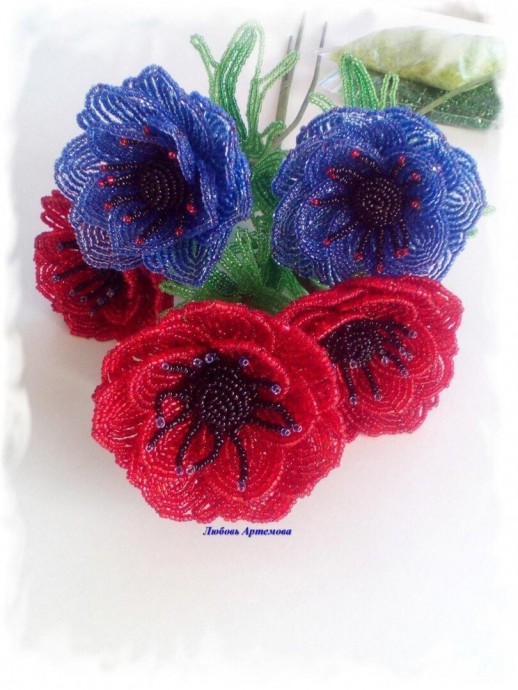 Синие и красные цветы из бисера