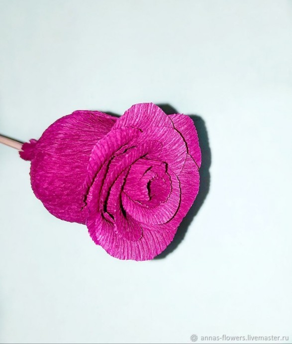 Роза из гофрированной бумаги