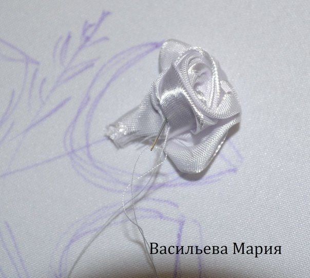 ​Белые розы из атласных лент: искусство вышивки лентами